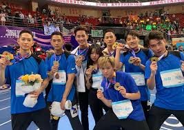 哈体院滑冰场现国家一级运动员亲授防摔技巧