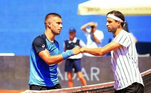 面临多重困 面临多重困